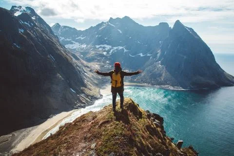 Man stand on cliff edge alone enjoying aerial view backpacking lifestyle trav Foto stock
