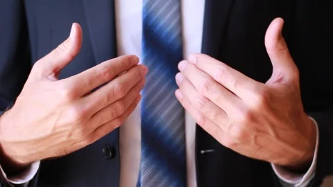 Man standing and gesticulating Vídeo Stock 90082031