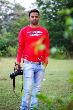 Man standing and holding a camera Stock-Fotos