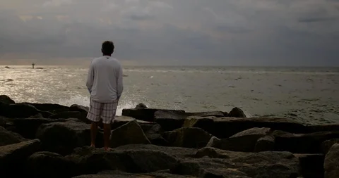 Man Standing on the Beach 動画素材 127206676