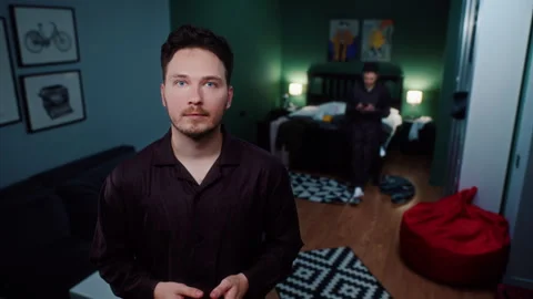 Man standing in bedroom and talking to camera Vídeos de archivo 319442607