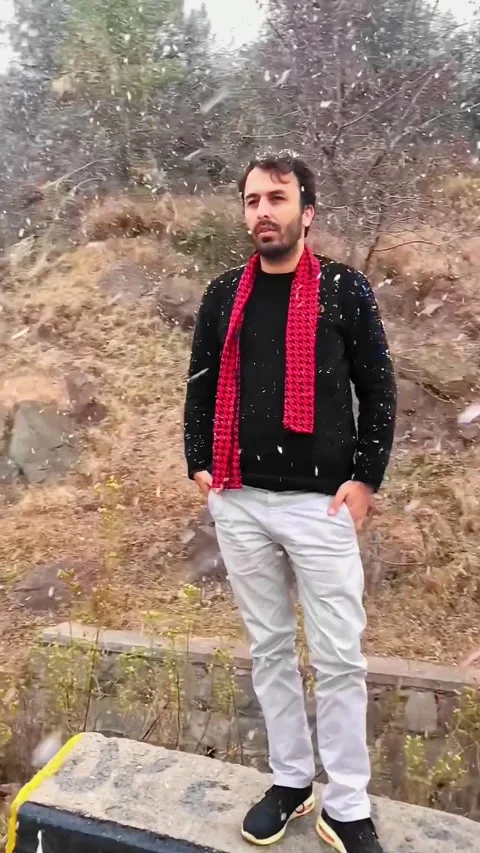 Man Standing Beside Mountain Road During Snowfall in Ayubia, Pakistan 스톡 동영상 343616627