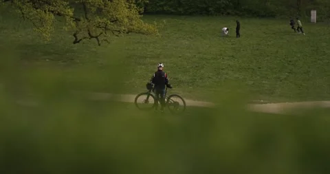 Man standing with bicycle in park 库存影片 332511591