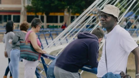 Man standing on the bridge. Vídeo Stock 62271892
