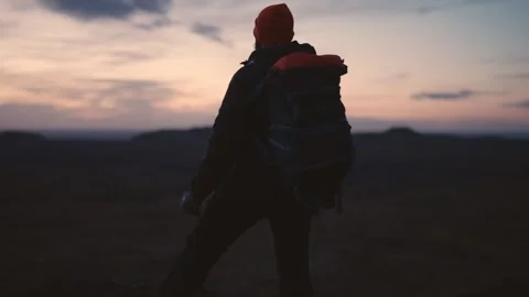 Man Standing on Cliff Overlooking Vast Icelandic Landscape Vidéo 307421876