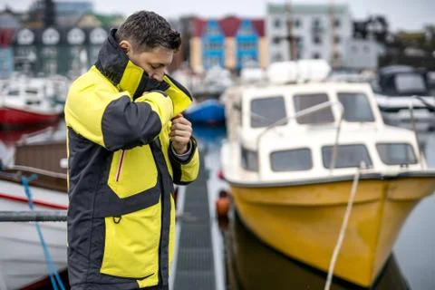 Man standing in dock Stock-Fotos