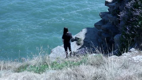 Man Standing at the Edge of a Cliff Ledge Video stock 92965871