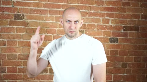 A man standing in front of a brick wall Vídeos de archivo 135709397