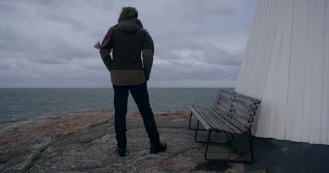 Man standing by a lighthouse. Stock-Footage 106120551