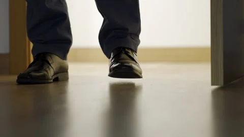 Man standing looking into a dark room Vidéo 264979376