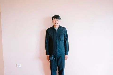 Man standing with plain backdrop for studio photography simple portrait Foto stock