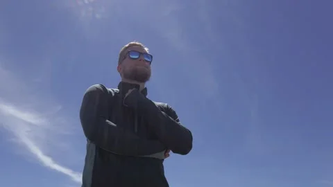 Man standing proudly confirming affirming low angle sky circling, Rockies Vidéo 228559178