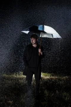 Man Standing in Rain Foto stock