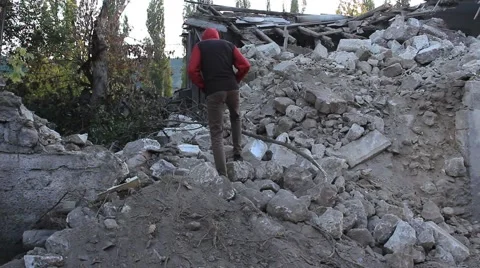 Man standing on ruins 動画素材 68991536