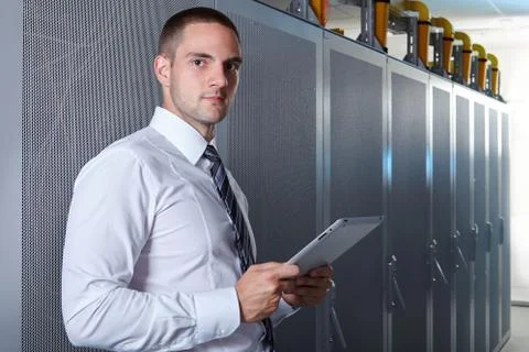 Man standing in server room Foto stock