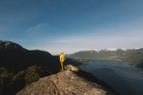 Man standing on the top of mountains while sunrise Stock-Fotos