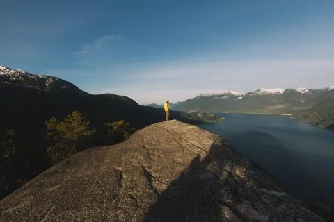 Man standing on the top of mountains while sunrise Foto stock