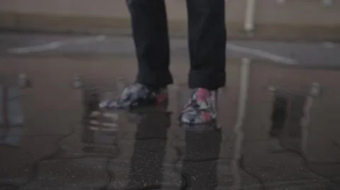 Man standing in water Vídeo Stock 47445988