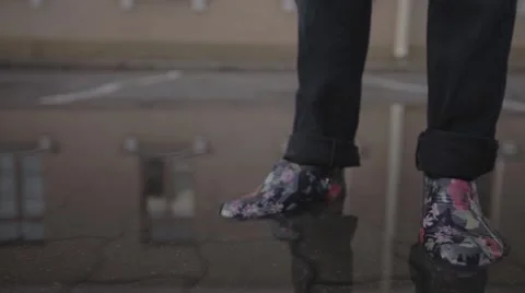 Man standing in water Vídeo Stock 47446134