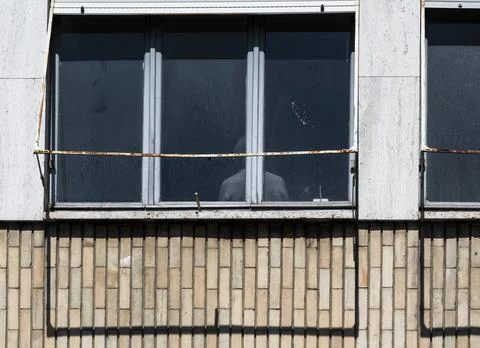 Man standing at window Stockfoto's