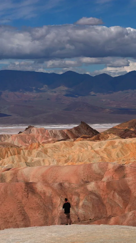 Man Standing at Zabriskie Point Overlooking Death Valley National Park. 動画素材 342936830