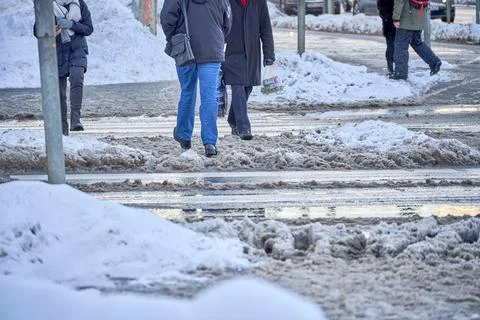 A man stands in front of the road during slush Stock-Fotos