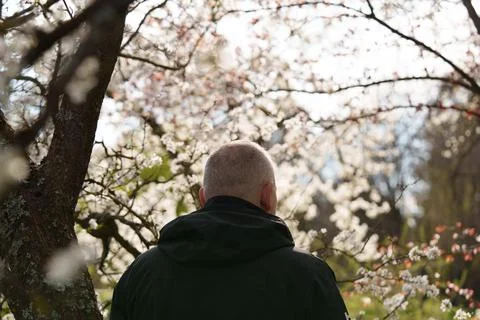 A man stands with his back to the camera Fotos Stock