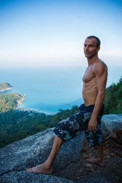 Man stands on a rock Stock-Fotos