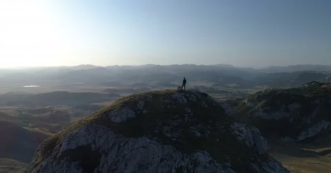 Man stands on top of a mountain 库存影片 80113774
