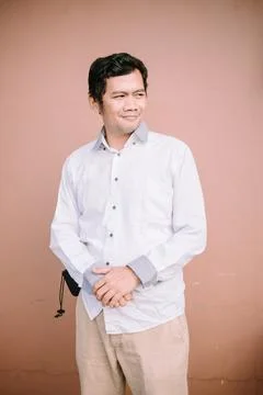 A man staring intently to the left, his serious expression reflecting deep .. Foto stock