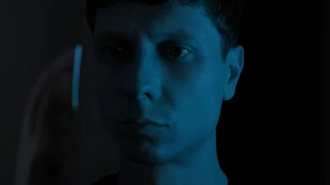 Man staring at a knife while struggling with suicidal thoughts and inner despair Vídeos de archivo 347300267