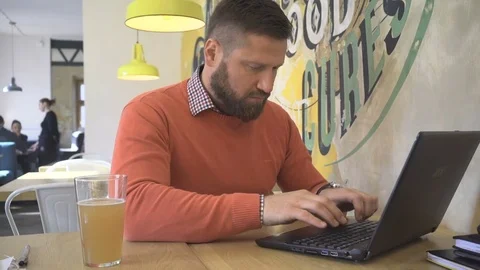 Man start working, writing, typing on laptop computer, portrait, cafe, steadicam 库存影片 73266385