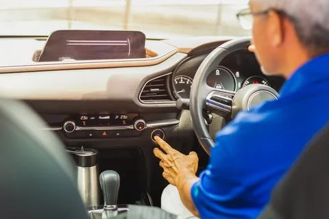 Man starts the car engine with start-stop button. Foto stock