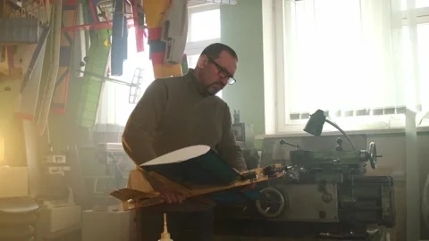 A man starts the engine of a mini plane Vidéo 171010152