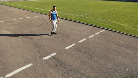Man Starts Running 库存影片 101540848