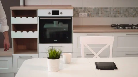 Man Starts to Use Tablet 库存影片 87283358