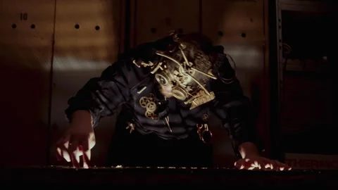 A man with a steampunk mask playing with a machine Vídeo Stock 259855733