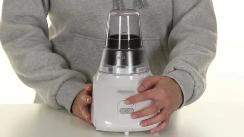 Man stirs something in the blender Vidéo 69911217