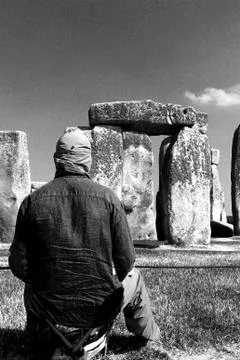 A man in Stonehenge 库存照片