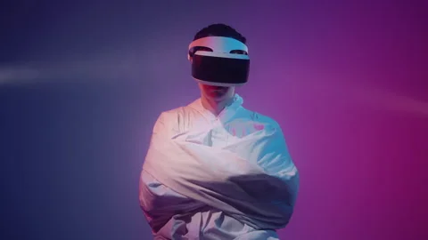A man in a straight jacket using VR technology Vídeo Stock 258541708