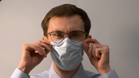 Man straightens mask 库存影片 120418278