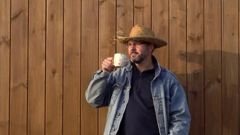 A man in a straw hat drinks 4K 库存影片 291247288