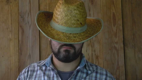 A man in a straw hat sleeps 4K Stock-Footage 95924237