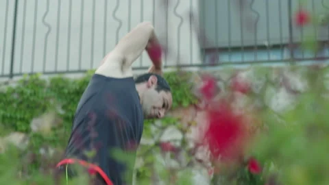 Man stretches before running 動画素材 130690505
