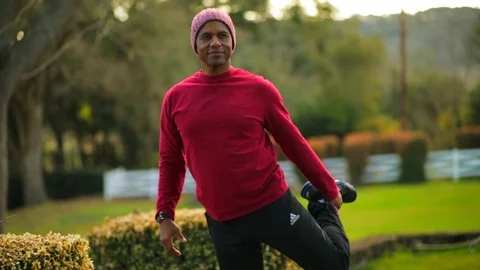 A man stretching before a workout in the park. Vidéo 88406288