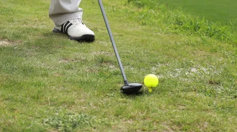 Man striking a golf ball Stockbeeldmateriaal 62710540