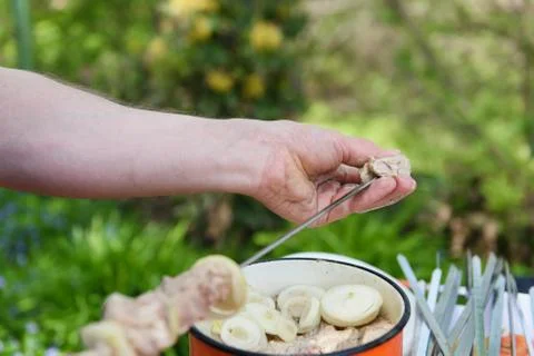 Man stringing meat on a skewer Foto stock