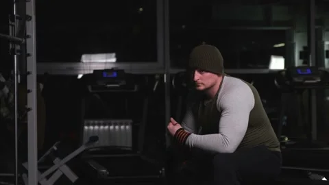 Man with strong arms getting ready for a workout Vidéo 170477753