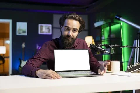 Man in studio filming tutorial on how to do maintenance on mockup broken laptop Foto stock