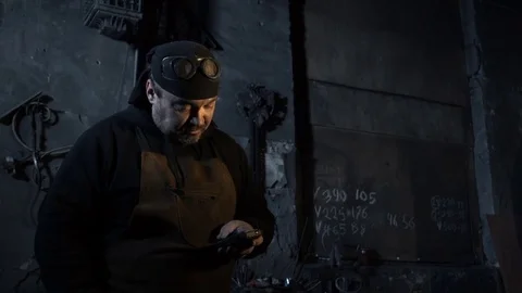 The man in the studio on the phone dials the number 库存影片 69863390